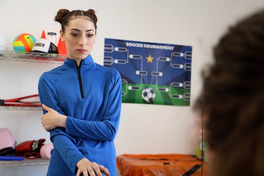 Tiana Blow es una petite morena chupando y follando una polla enorme - 12