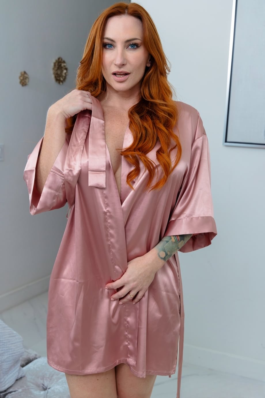 Redheaded mom Sophia Locke gets her twat boned by a delivery guy