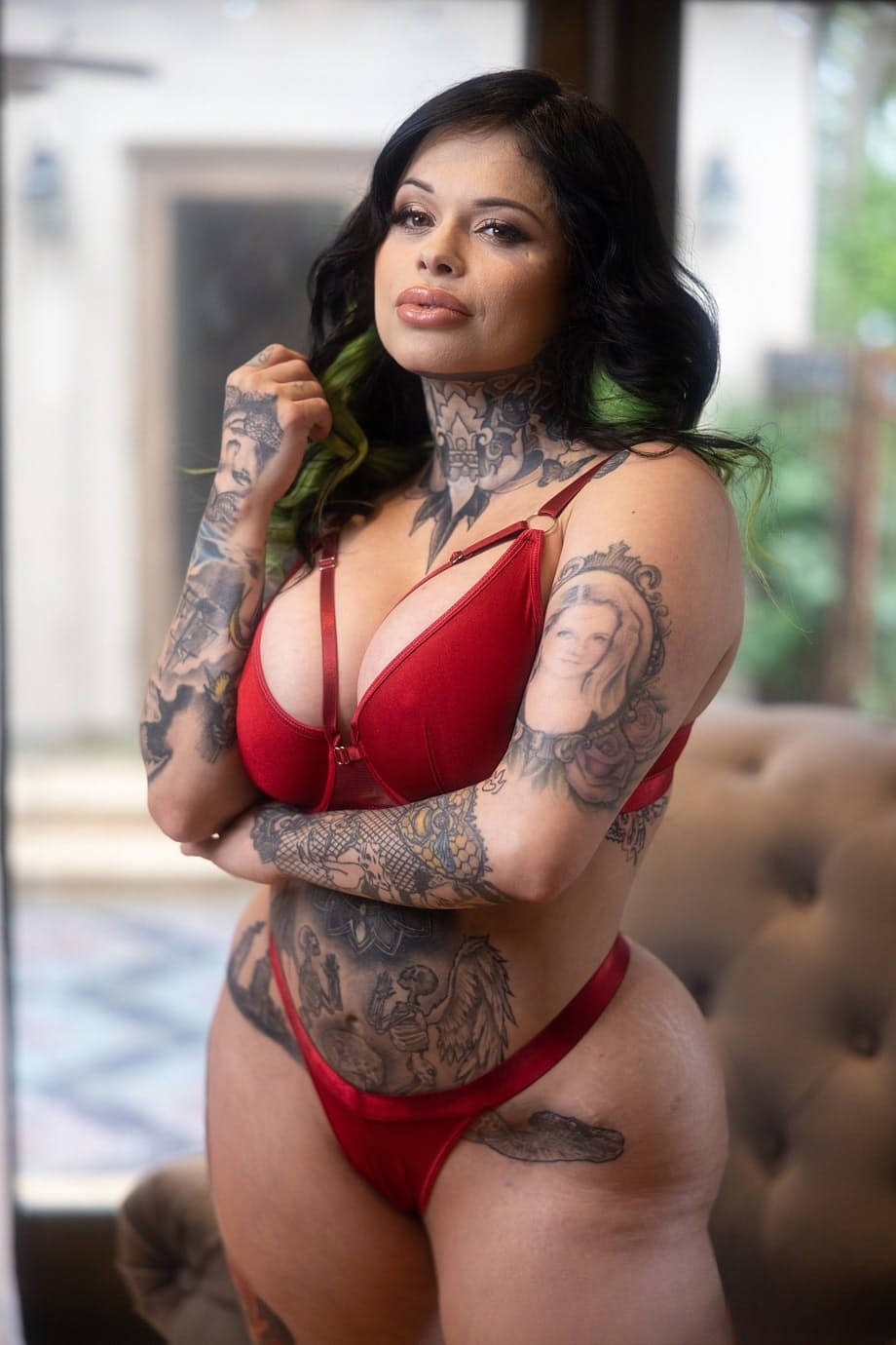 La voluptuosa y tatuada esposa X Karen se desnuda y monta la polla con pasión - 1