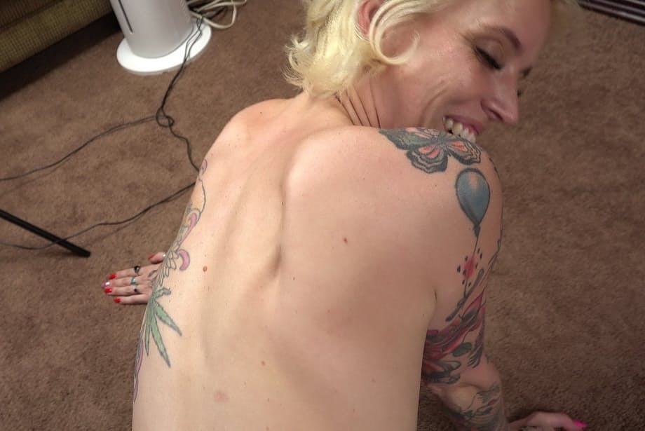 La bambola da scopare tatuata Kitt Jones si fa leccare la sua figa succosa e poi scopare forte in POV - 14