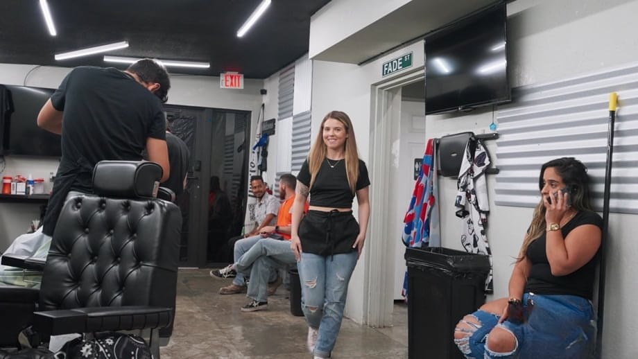 Lucky Anne entrega una mamada pública intensa y luego es follada con fuerza - 2
