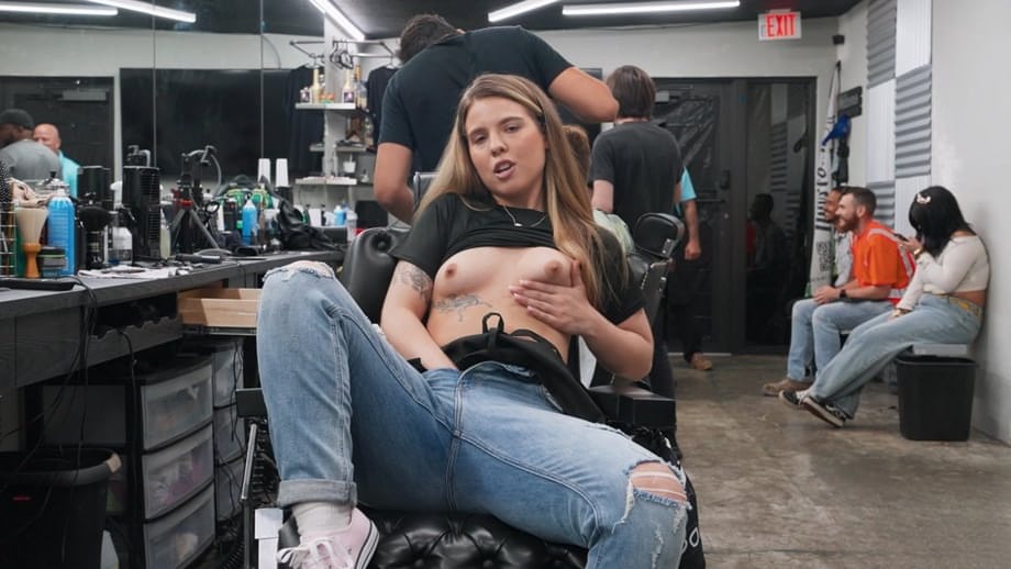 Lucky Anne entrega una mamada pública intensa y luego es follada con fuerza - 3