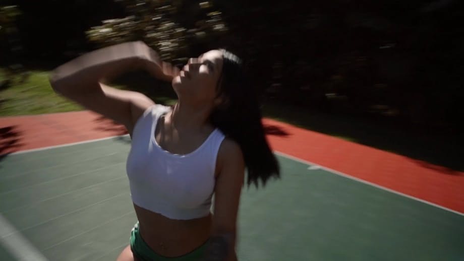 El culazo aficionado y grueso de Anais Amore monta una polla palpitante en las gradas - 2