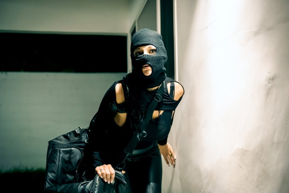 Mona Azar enlève son pantalon noir moulant et prend une grosse bite bien bandée - 11