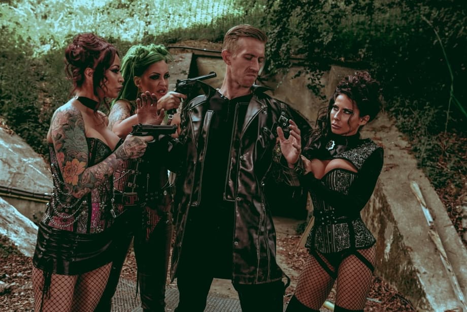 Hannah Quinn y Tina Kay comparten una polla enorme en una intensa sesión de perforación profunda - 11