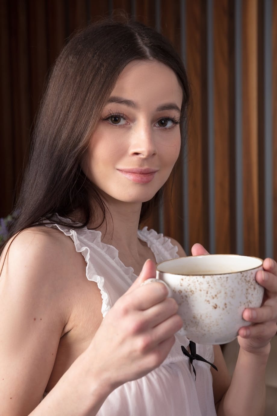 La seductora Ángela A se deshace de sus íntimas prendas de encaje, saboreando el placer de su bebida favorita - 1