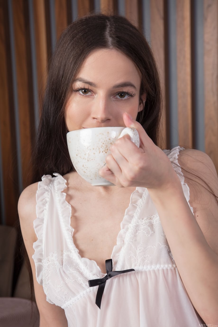 La seductora Ángela A se deshace de sus íntimas prendas de encaje, saboreando el placer de su bebida favorita - 9