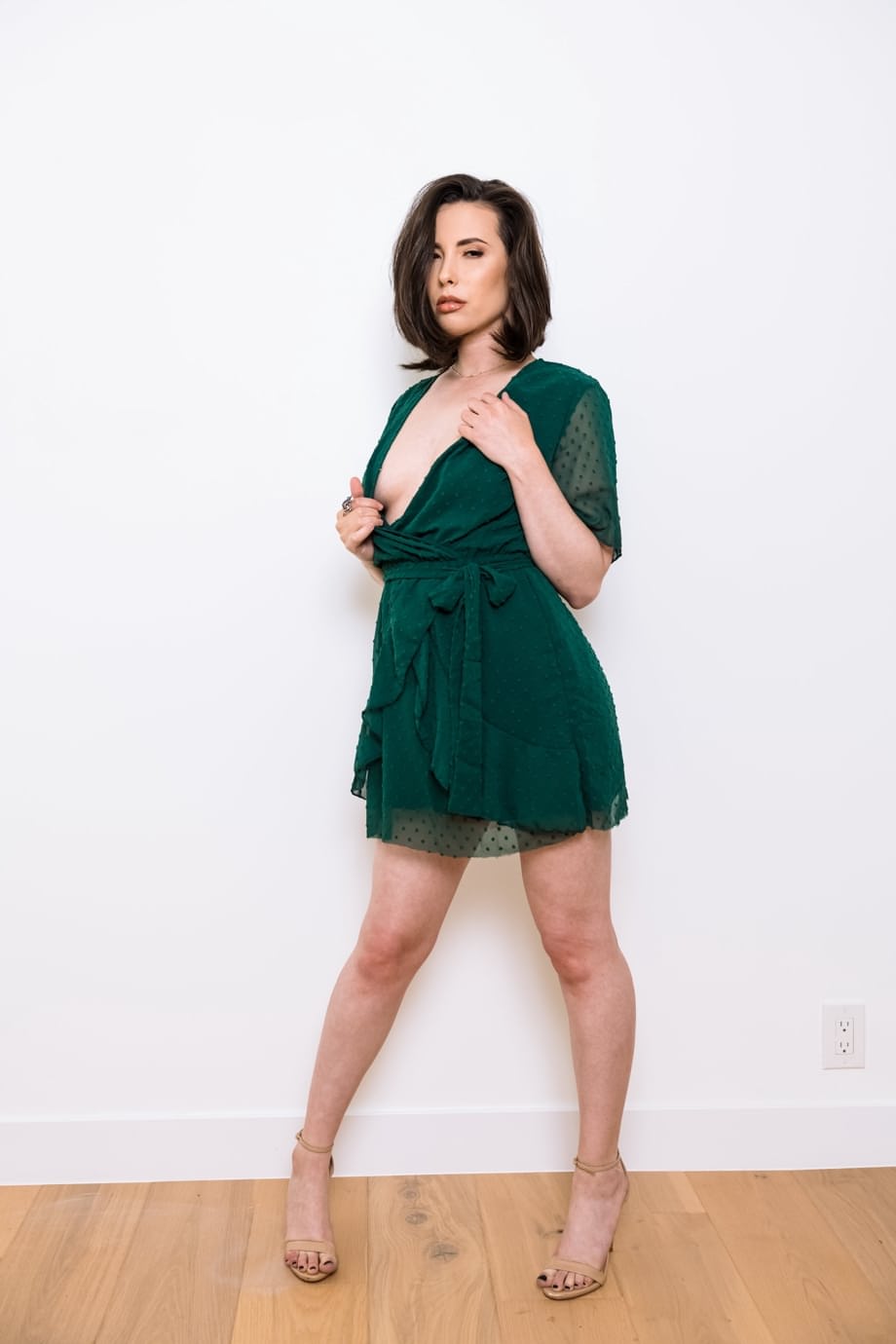 Casey Calvert exhibiendo su apretado culo recibiendo anal brutal de una polla enorme - 9