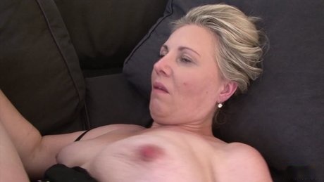 Il succulento figa cremosa di Nicol 2 accoglie la famelica BBC nera in una scena hot bbc interrazziale sul divano con grosso seno - 15