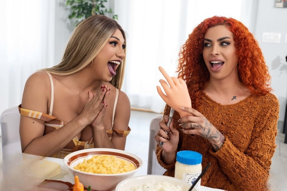 Johnny B inc**to da una coppia di shemale: Jessy Dubai e Rubi Maxim in un'intensa azione a tre con lo spit roast. - 10