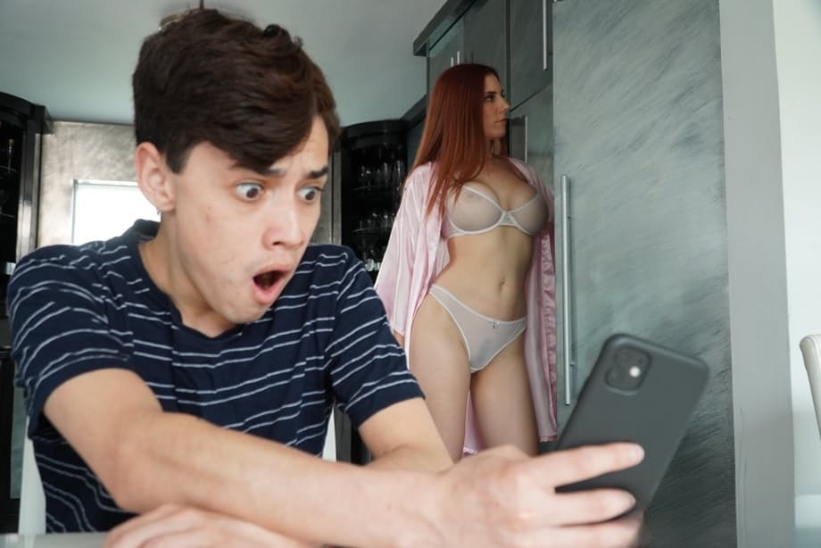 Kelly Caprice espone magnificamente le sue tette enormi mentre scopa il suo figliastro con passione - 12