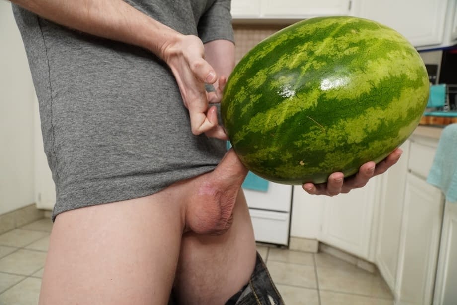Alex Jett reçoit une pipe torride dans la cuisine de la part de la brune plantureuse Winter Jade - 9