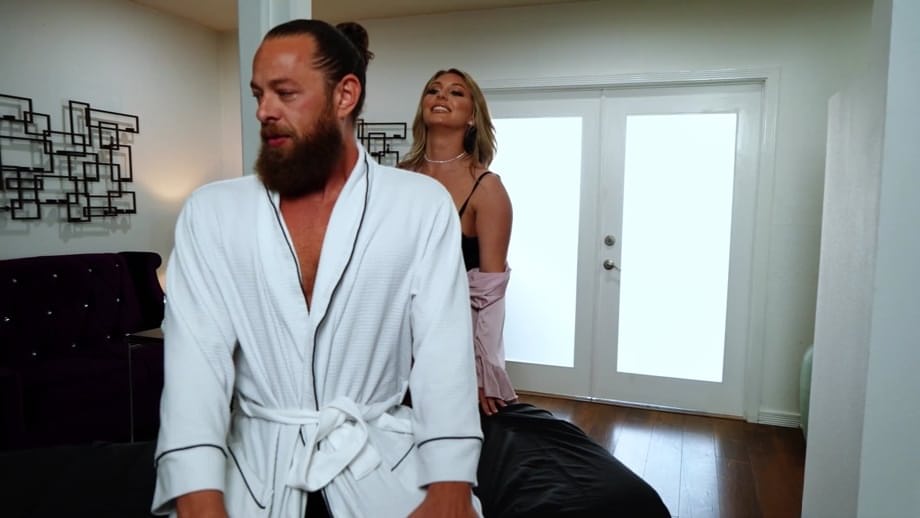 Gunner Kayley exhibe ses seins voluptueux lors d'une séance de massage sexuel glissant et huilé - 1