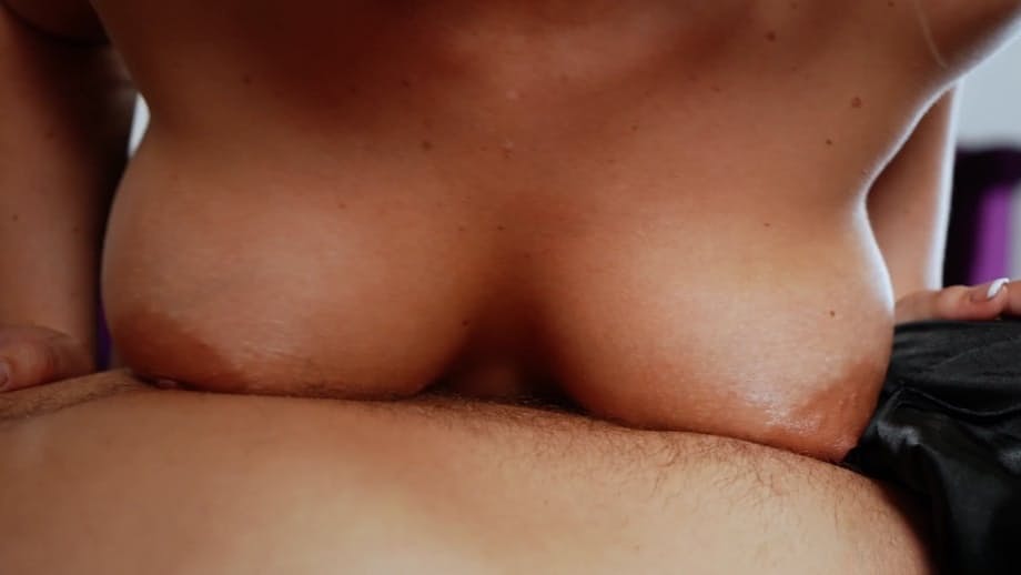 Gunner Kayley exhibe ses seins voluptueux lors d'une séance de massage sexuel glissant et huilé - 3