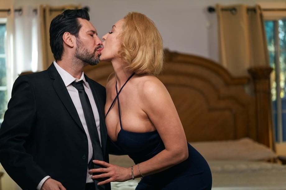 Ryan Wild hardcore pounded by massive cock for ultimate MILF orgasms - 1