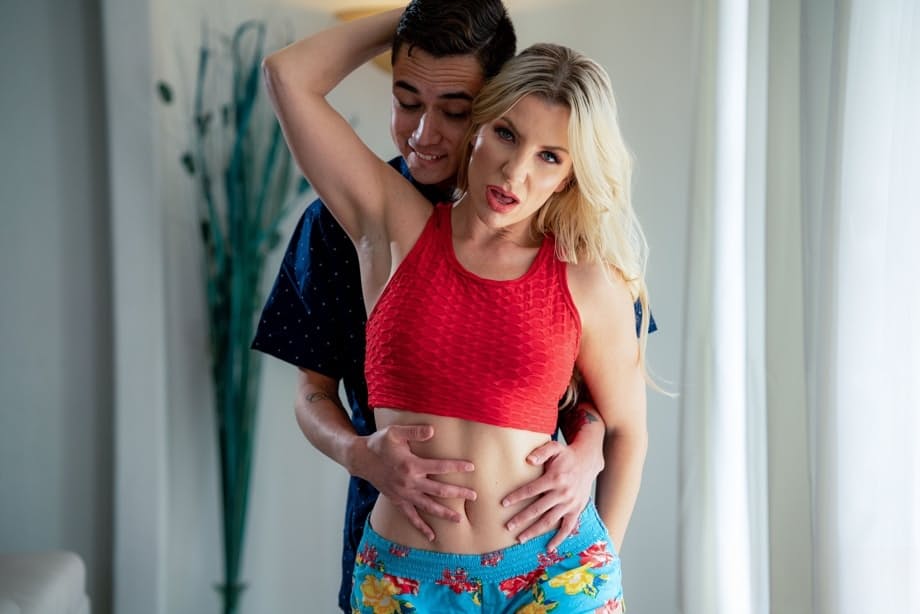 Ashley Fires, insaciable rubia, disfruta de un travieso doggystyle mientras engaña con el musculoso y joven semental del vecino - 8