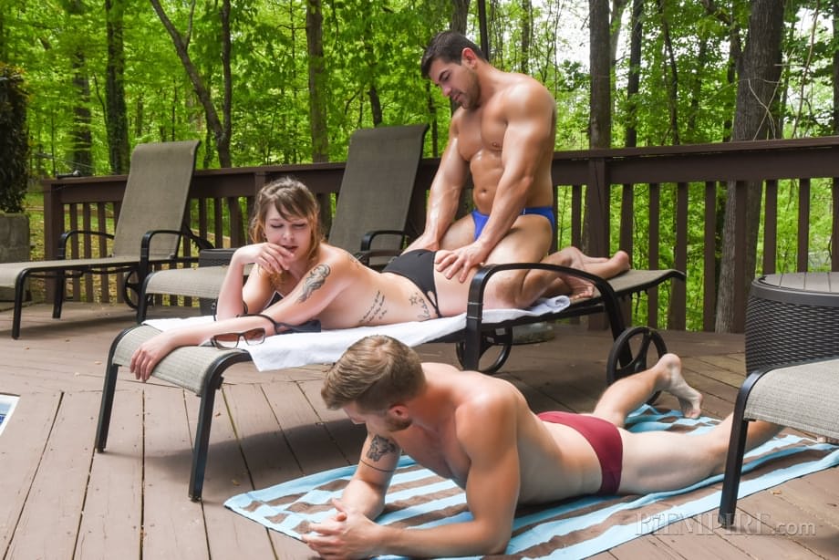 Damien perfora a la rubia Abby con un musculoso bisexual en una frenética orgía junto a la piscina - 7