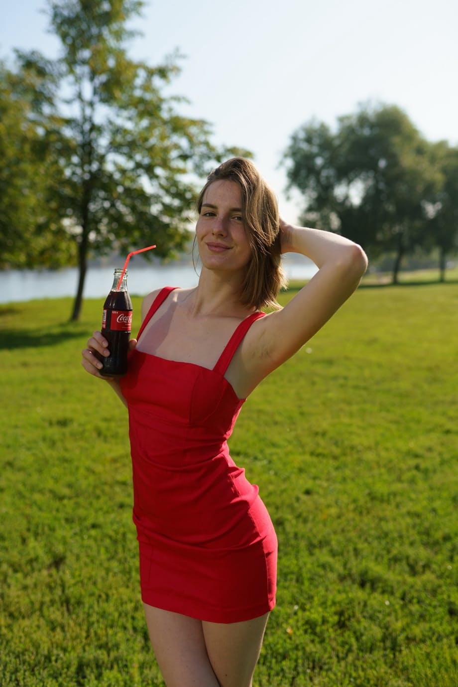 Ina taquine érotiquement, défaisant sa petite silhouette de sa robe rouge moulante - 2
