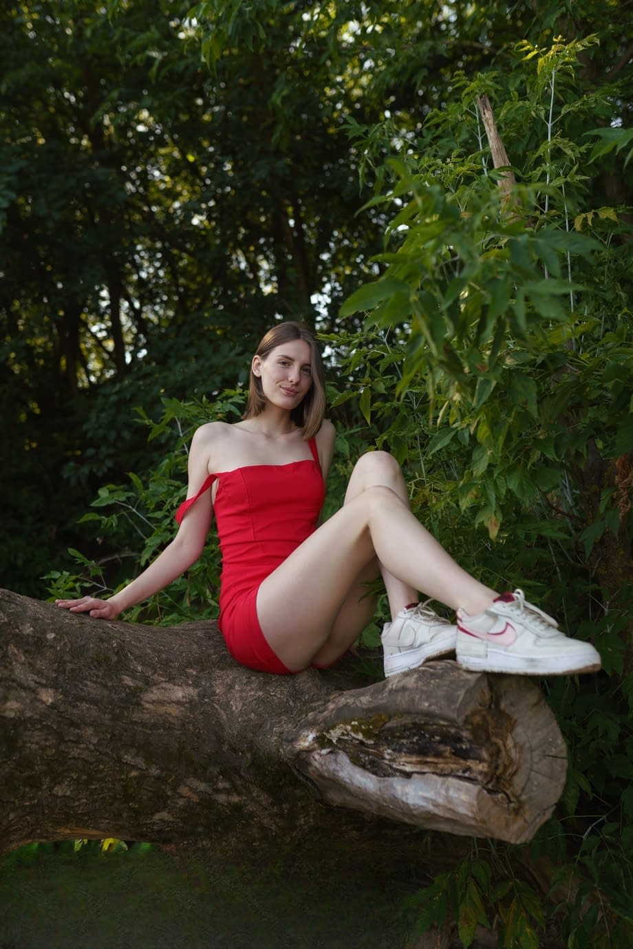 Ina taquine érotiquement, défaisant sa petite silhouette de sa robe rouge moulante - 6