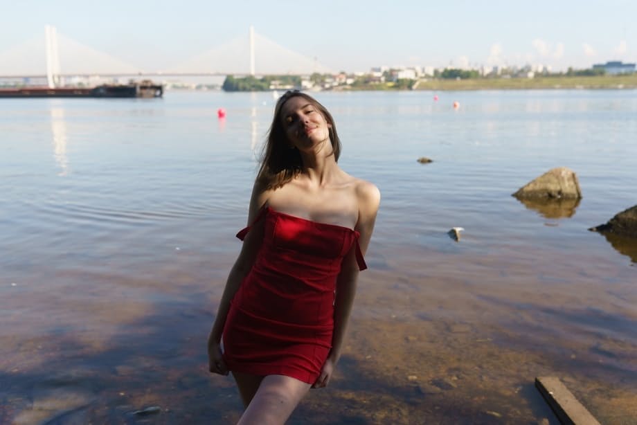 Ina taquine érotiquement, défaisant sa petite silhouette de sa robe rouge moulante - 7