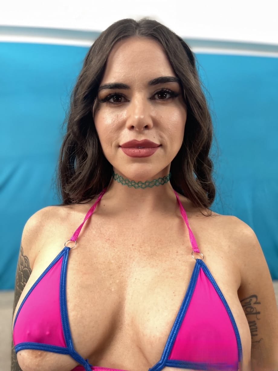 Suttin expose ses seins juteux et sa chatte brillante et mouillée en gros plans sensuels - 3