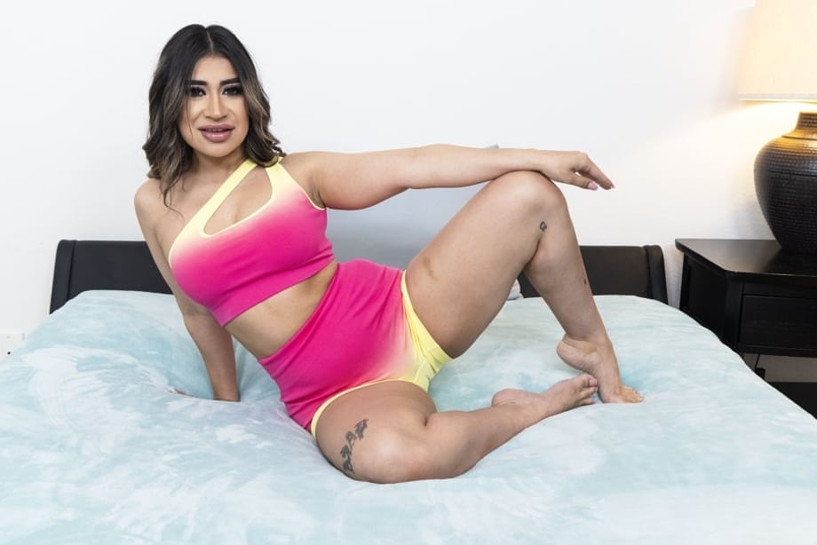 La seducente Mila Milkshake si spoglia per mostrare la sua fica rasata mentre accarezza un cazzo pulsante in POV - 3