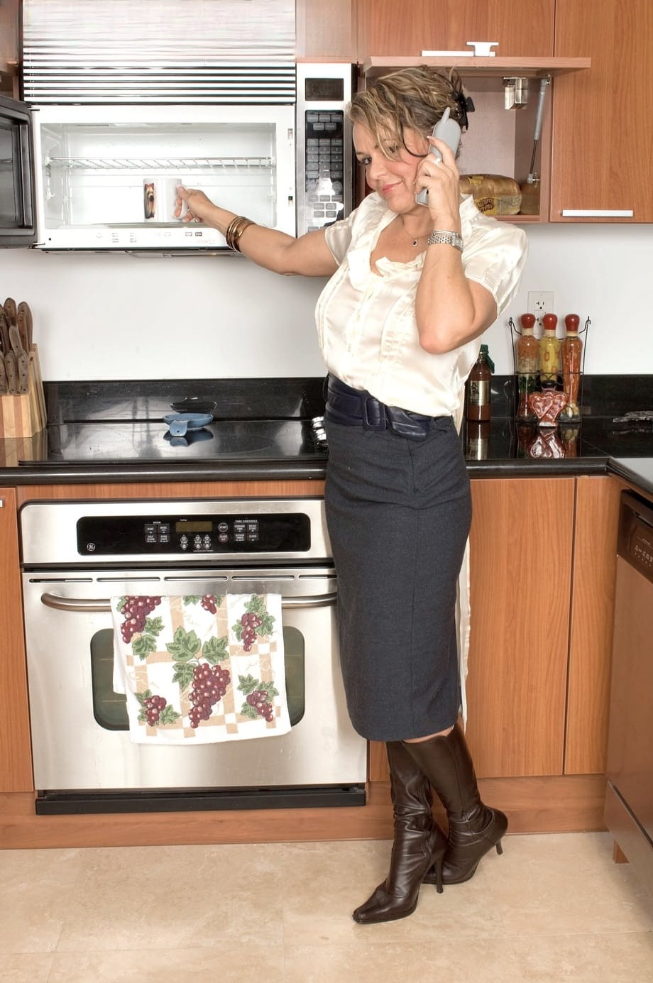 La superbe mature Kelly Leigh excite une queue avant un profond coup de cul anal dans la cuisine - 1