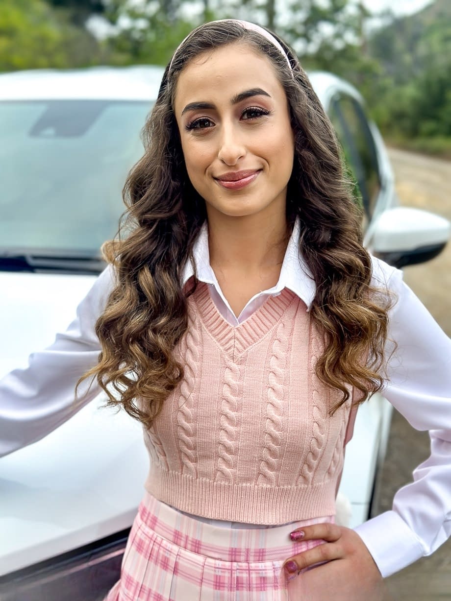Scarlett Page arrache sa jupe écossaise rose et reçoit une grosse bite hardcore dans une voiture - 1