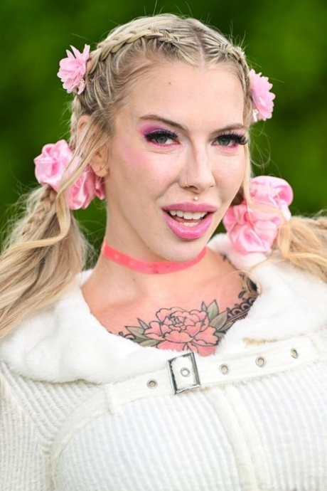 Cassidy Luxe domina con il suo seno enorme prima che i suoi buchi impudichi vengano sbattuti profondamente - 1
