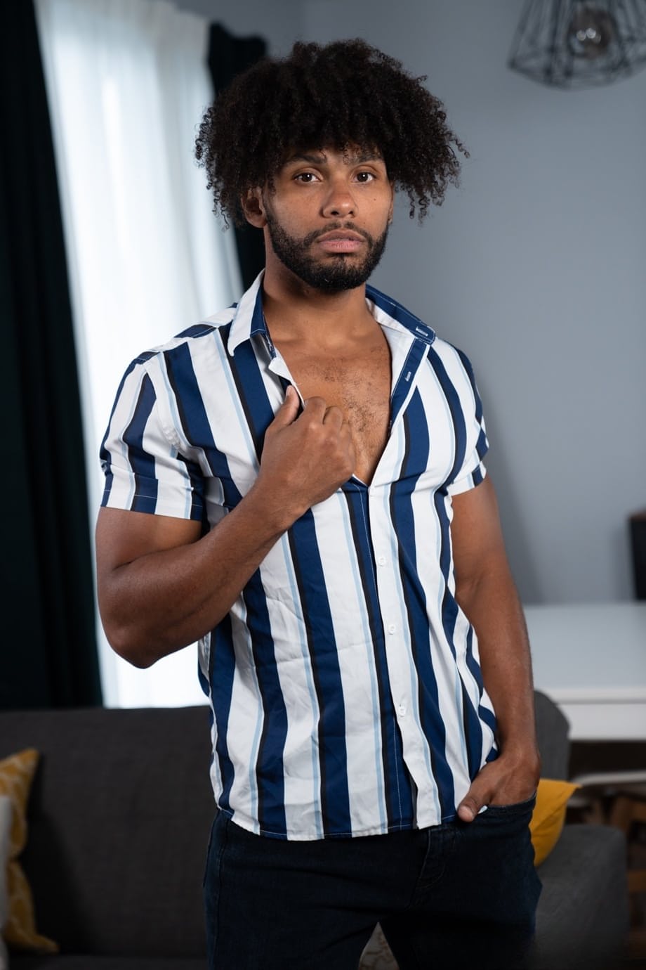 Le musclé Tony Genius domine Alex Duca dans une rencontre gay interracial ardente et torride - 1