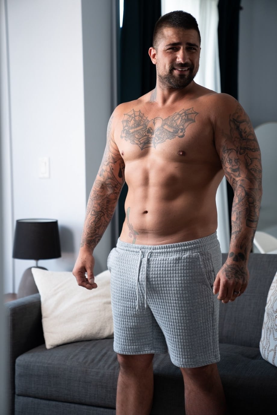 Le musclé Tony Genius domine Alex Duca dans une rencontre gay interracial ardente et torride - 4