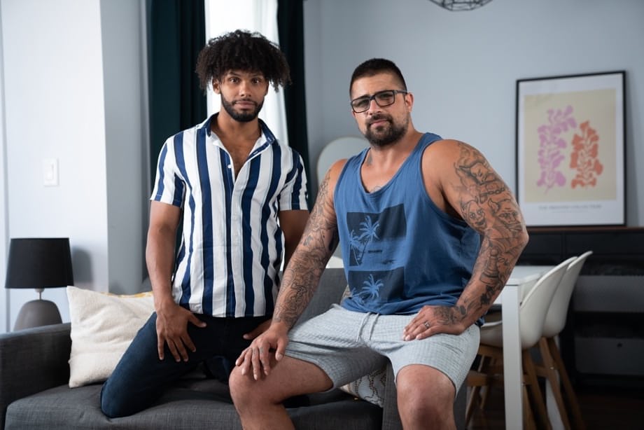 Le musclé Tony Genius domine Alex Duca dans une rencontre gay interracial ardente et torride - 6