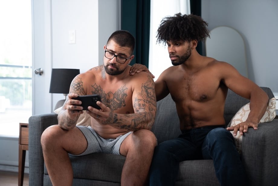 Le musclé Tony Genius domine Alex Duca dans une rencontre gay interracial ardente et torride - 7
