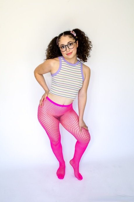 Pixie Smalls, piccolina volpe spavalda e occhialuta, viene martellata senza pietà con addosso lucidi fishnet - 1