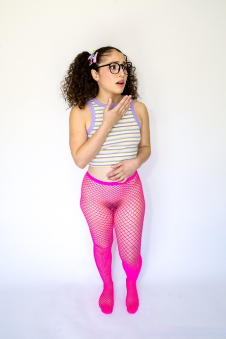 Pixie Smalls, piccolina volpe spavalda e occhialuta, viene martellata senza pietà con addosso lucidi fishnet - 2