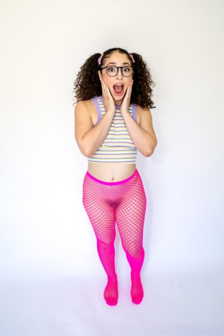 Pixie Smalls, piccolina volpe spavalda e occhialuta, viene martellata senza pietà con addosso lucidi fishnet - 3