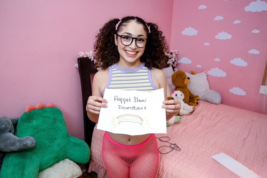 Pixie Smalls, piccolina volpe spavalda e occhialuta, viene martellata senza pietà con addosso lucidi fishnet - 5