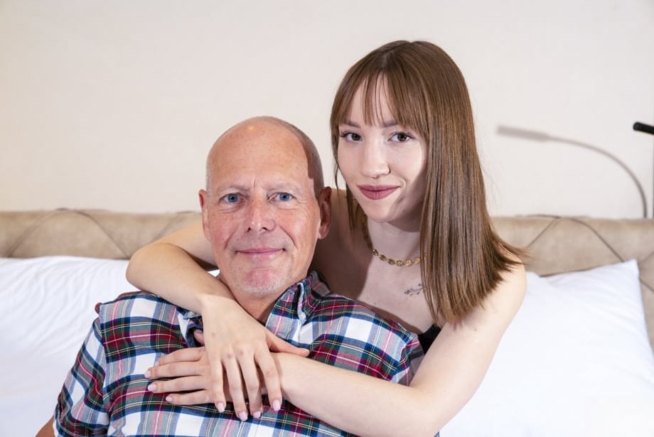 El cachondo abuelo Roger se la mete hasta la garganta a la diminuta Kate Quinn y luego le taladra sin piedad su coñito rosado - 1