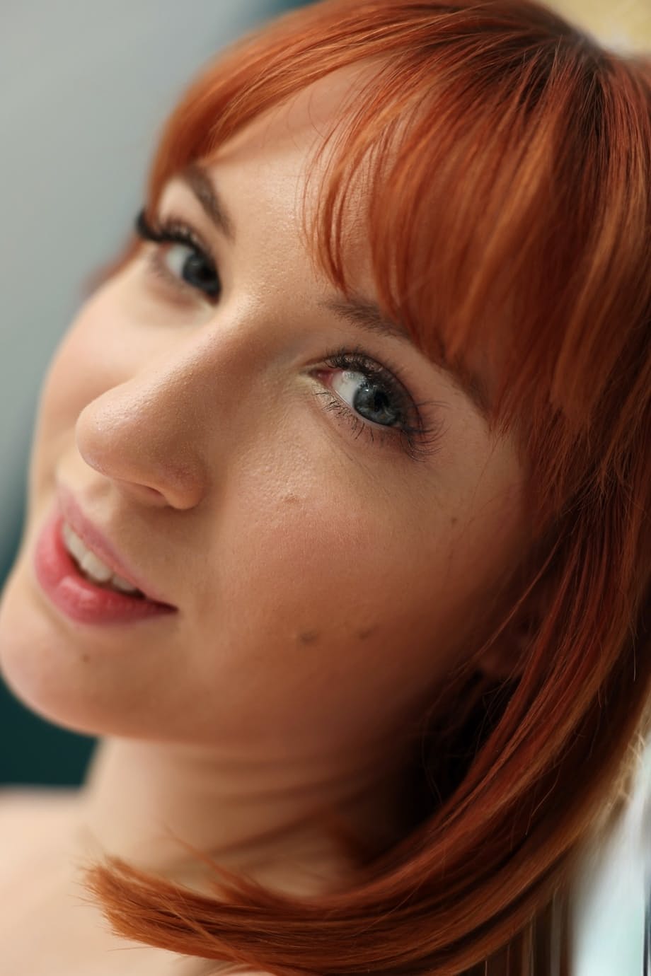La rossa dalle forme voluttuose Lilly Mays si spoglia in modo seducente e si dedica al piacere della sua figa bagnata - 21