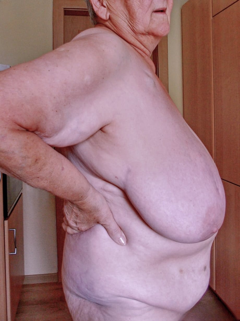 Lavinia espone con orgoglio il suo corpo nudo e formoso rivelando enormi tette flaccide e una dolce figa pelosa - 4
