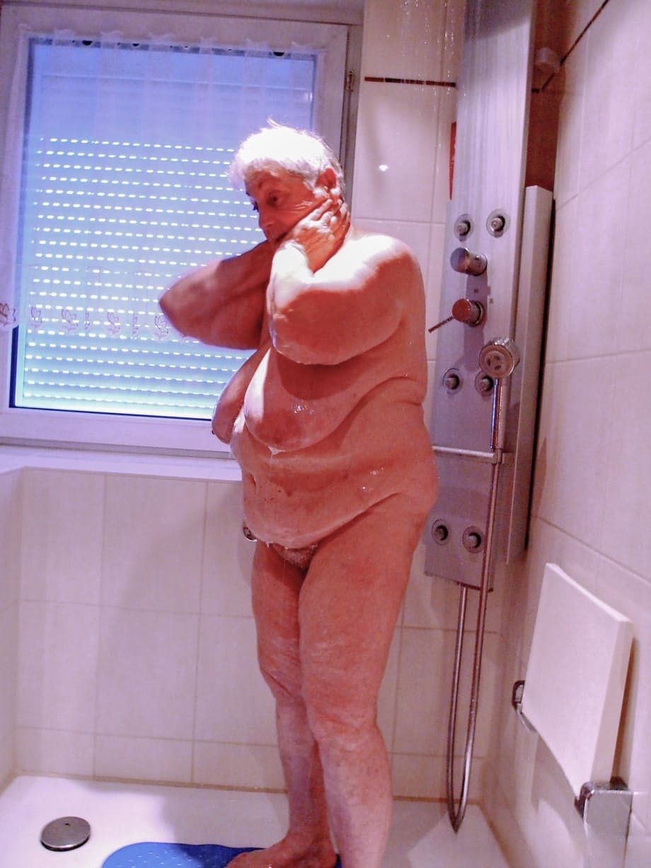 Lavinia espone con orgoglio il suo corpo nudo e formoso rivelando enormi tette flaccide e una dolce figa pelosa - 10