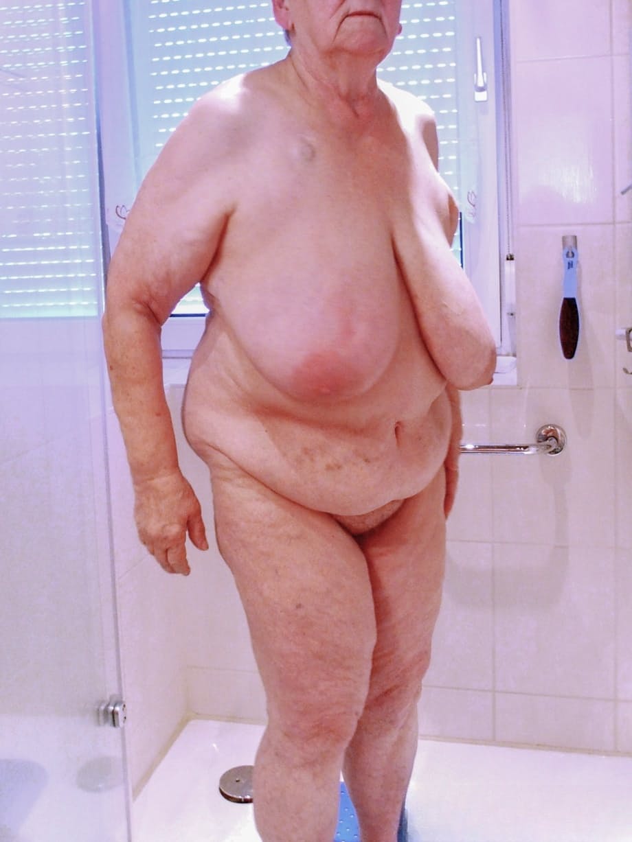 Lavinia espone con orgoglio il suo corpo nudo e formoso rivelando enormi tette flaccide e una dolce figa pelosa - 15