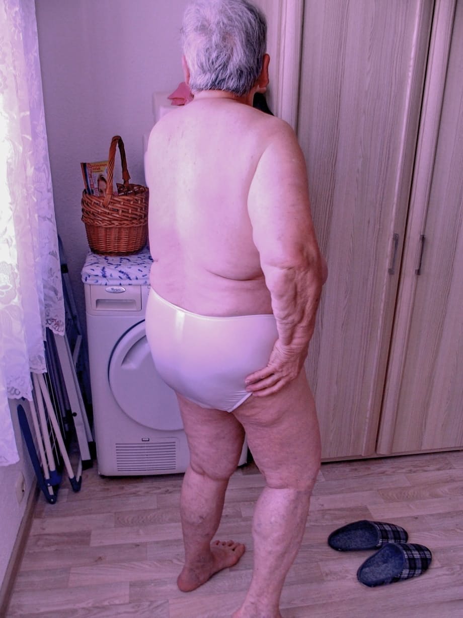 Lavinia espone con orgoglio il suo corpo nudo e formoso rivelando enormi tette flaccide e una dolce figa pelosa - 20