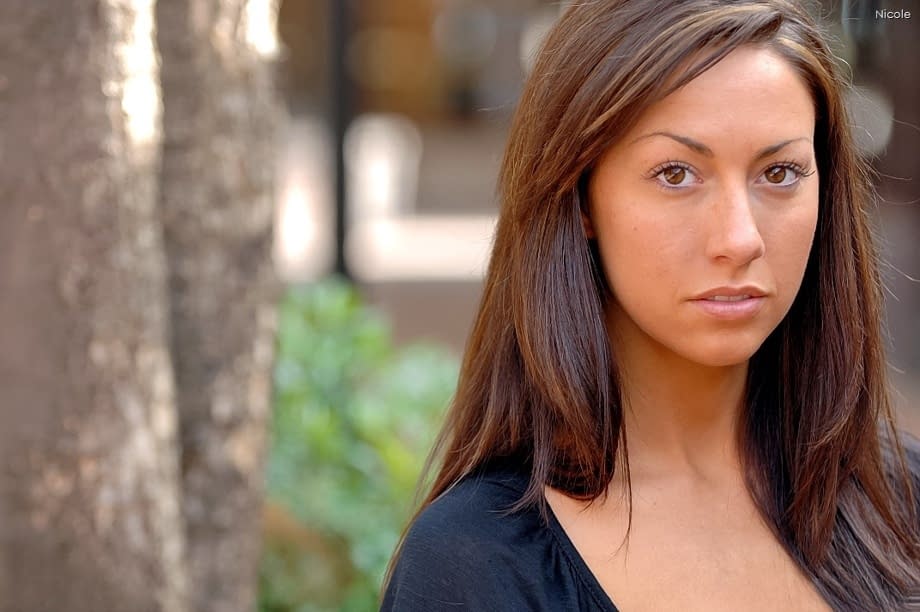 Nicole Jean si scopre mostrando la fica depilata sotto il vestito nero - 15