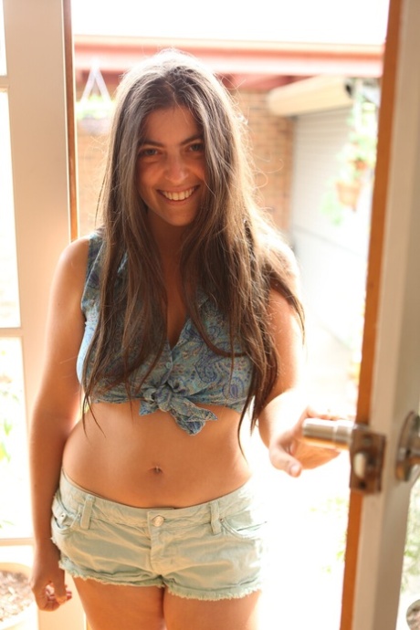 Nora mostra le sue tette enormi, il culo succoso e la fica pelosa in uno strip individuale - 1