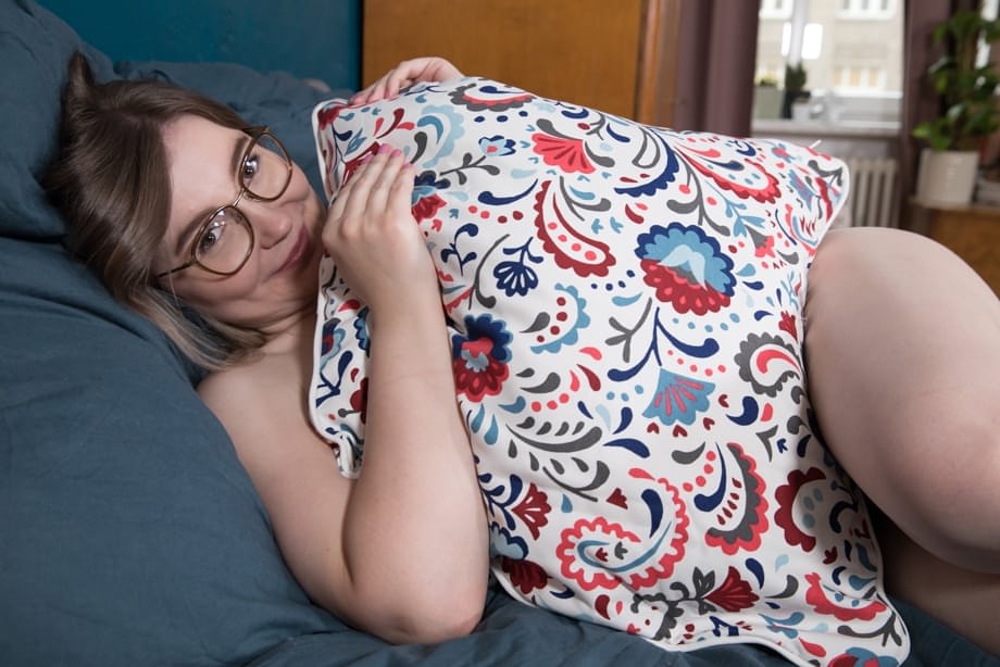 Emily joue la déesse du strip tease sensuel en solo : cette beauté geek et amateur ôte tous ses vêtements puis se masturbe avec une folle démesure - 19