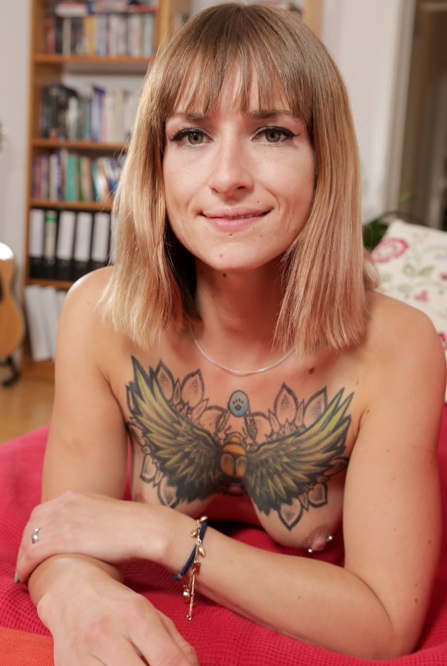 Iza dévoile avec sensualité ses courbes couvertes de tatouages avant de plonger profondément ses doigts en elle - 9