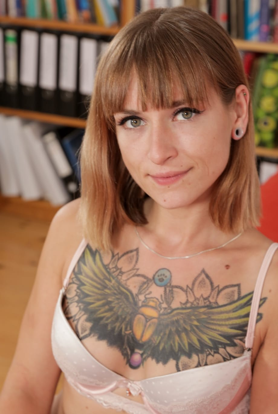 Iza dévoile avec sensualité ses courbes couvertes de tatouages avant de plonger profondément ses doigts en elle - 12
