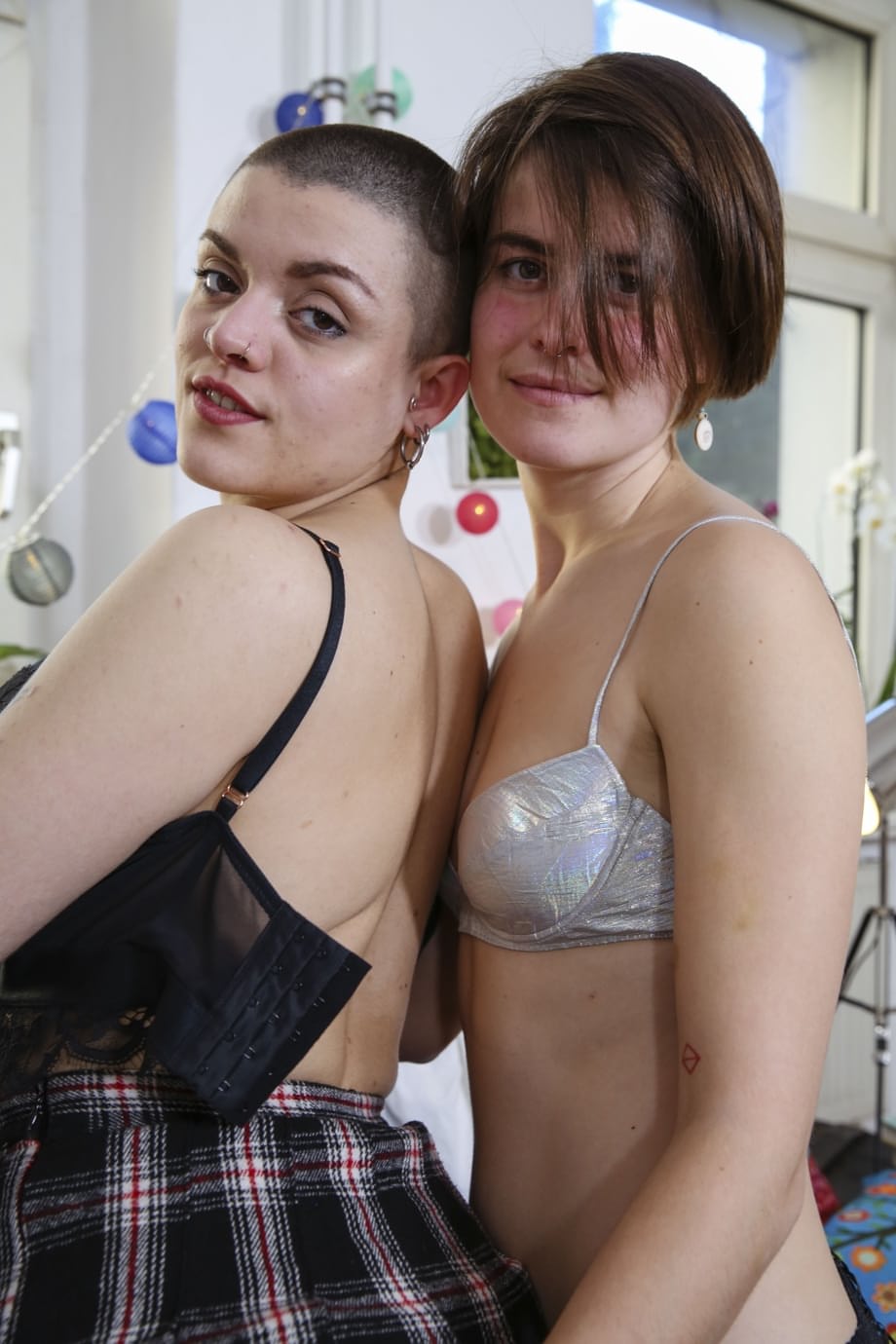 Les chattes poilues de ce petit cul sont léchées brutalement par une coquine petite hippie dévergondée nommée Tumpie - 14
