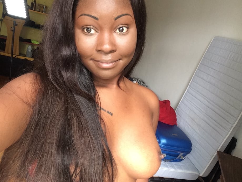 Sharon écarte son énorme cul ébène sur des draps de soie et taquine vêtue d'une lingerie noire transparente à l'extérieur - 1